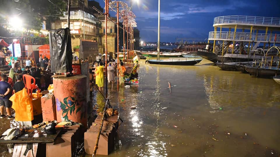 Varanasi Floods Update 19 Areas Waterlogged, Cremations Shift to Ghat Lanes Amid Rising Ganga-Varuna