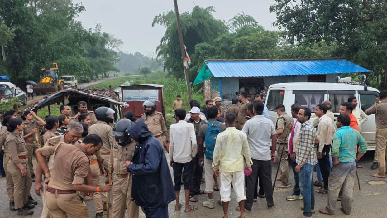 Team arriving remove encroachment forest land pelted stones attacked with sticks clubs Lekhpals injured