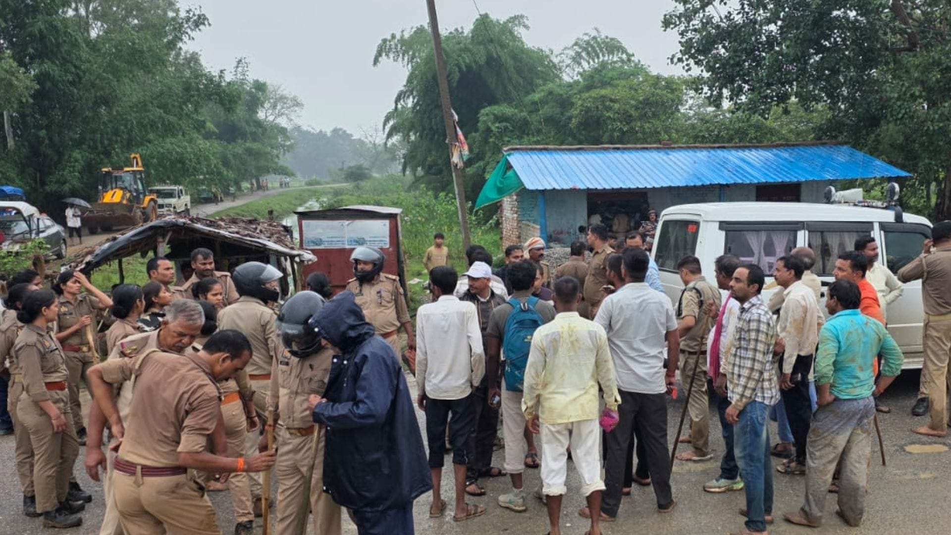 भरदुआ गांव में पहुंची पुलिस फोर्स।