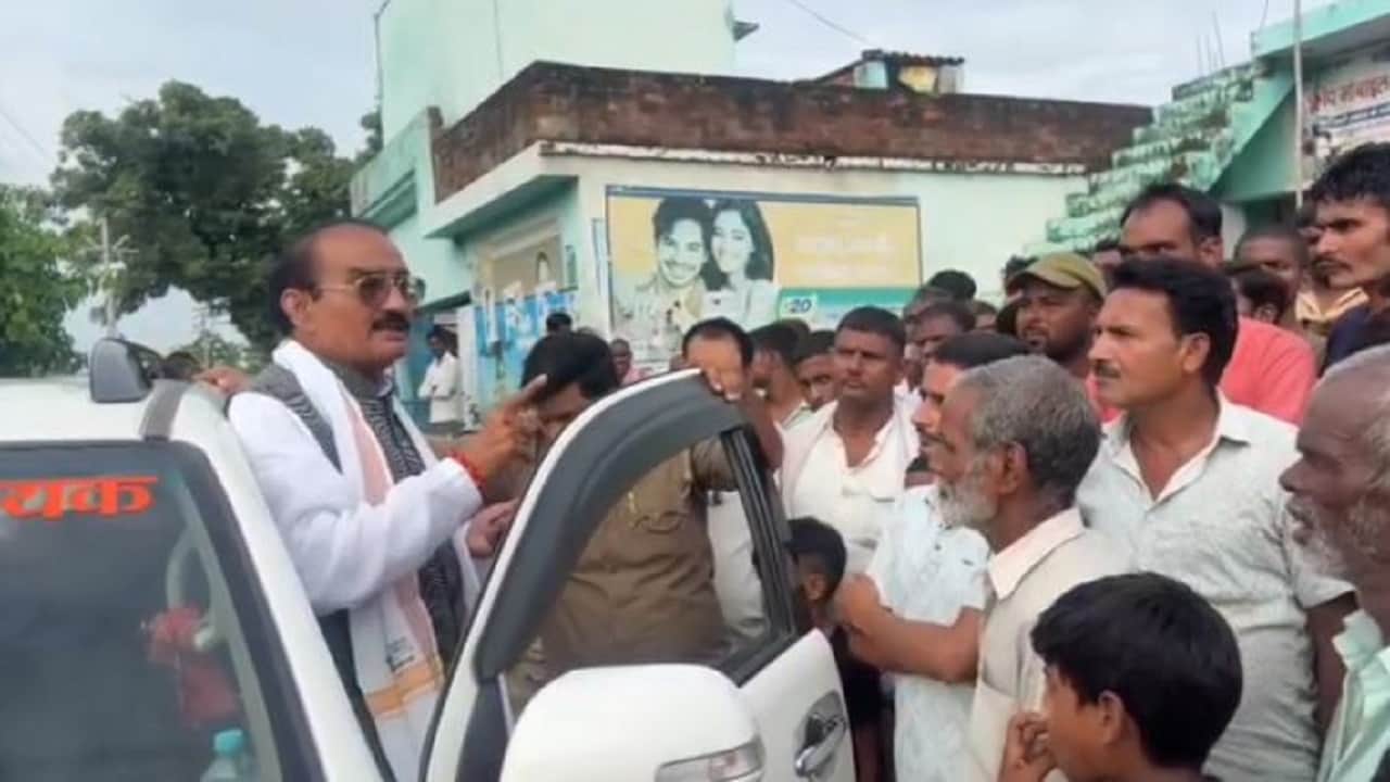 किसानों के बीच भाजपा विधायक विनोद शंकर अवस्थी