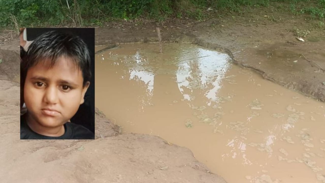 इसी गड्ढे में डूबकर हुई बालक की मौत