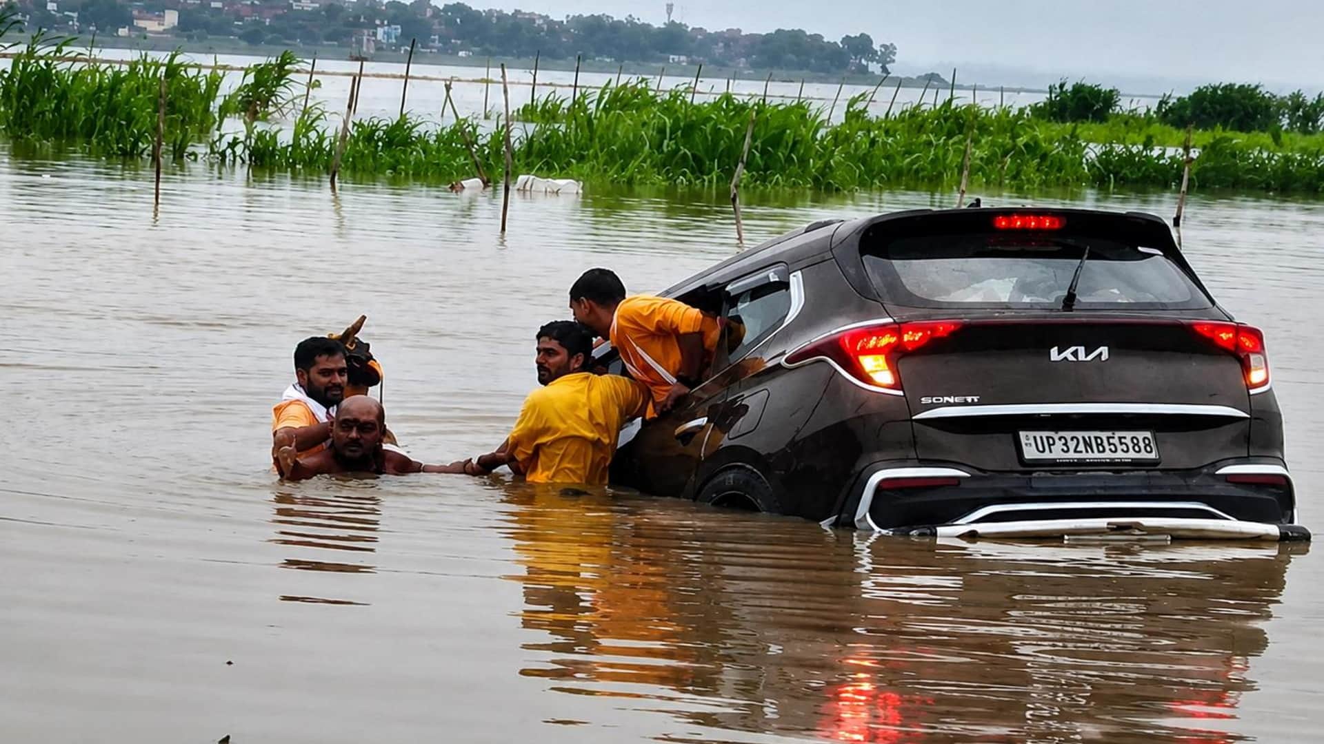 Prayagraj News: Waterlogging at Rambagh Station; Banaras-route trains departed from Jhunsi.