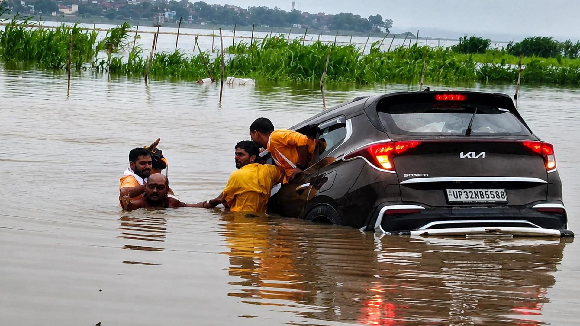 Prayagraj News: Waterlogging at Rambagh Station; Banaras-route trains departed from Jhunsi.
