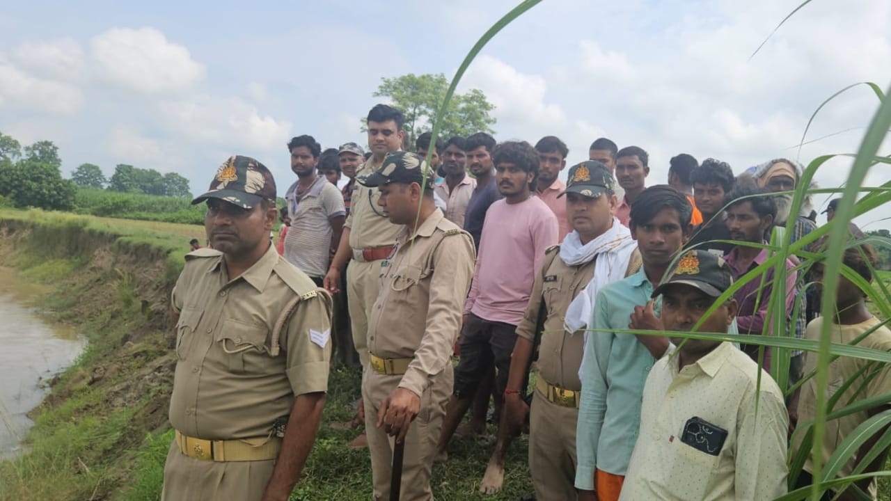 नाले के किनारे खड़े वन कर्मी और ग्रामीण