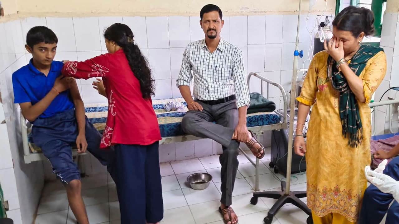 बच्चों को अस्पताल लेकर पहुंचे परिजन