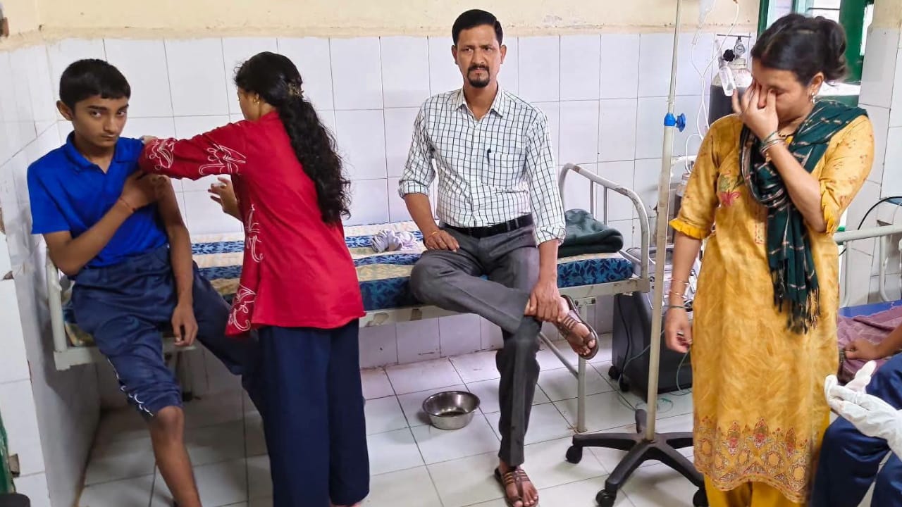 बच्चों को अस्पताल लेकर पहुंचे परिजन
