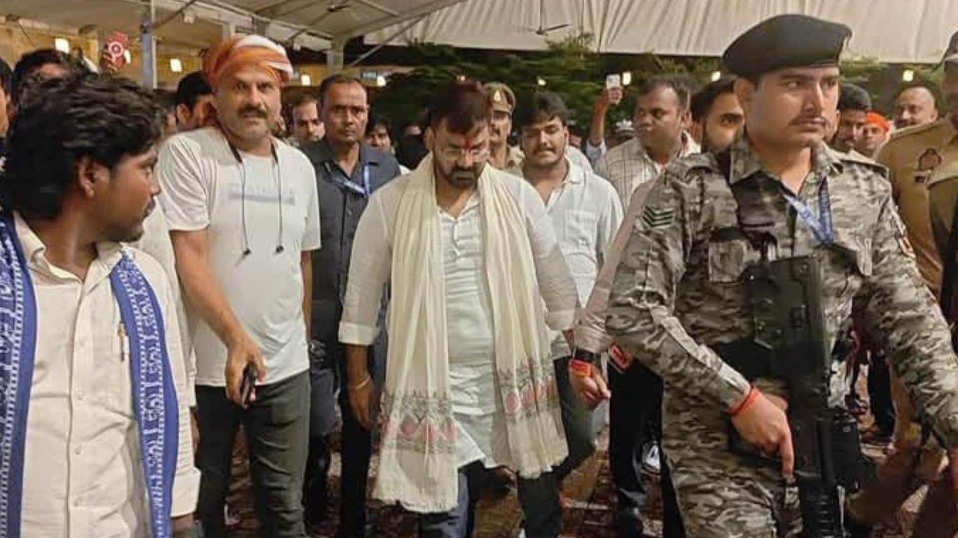 Umashankar Singh Live in Hearts Massive Crowd Gathers Pay Tribute MP Ravi Kishan and Actor Pawan Pay Homage