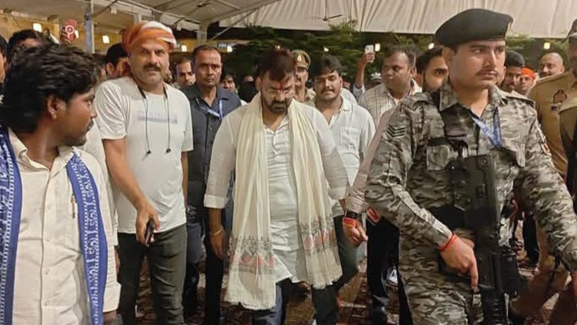 Umashankar Singh Live in Hearts Massive Crowd Gathers Pay Tribute MP Ravi Kishan and Actor Pawan Pay Homage