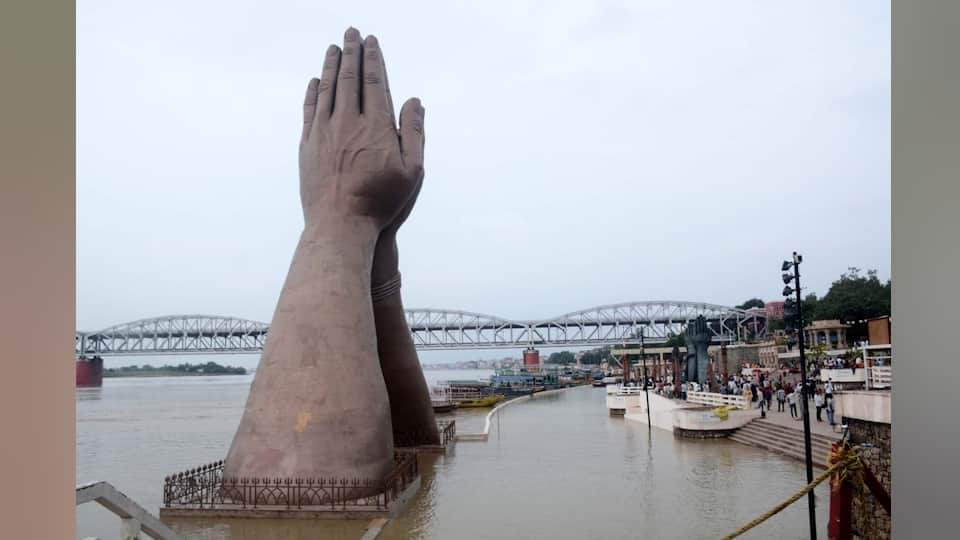 Varanasi Floods Update 19 Areas Waterlogged, Cremations Shift to Ghat Lanes Amid Rising Ganga-Varuna