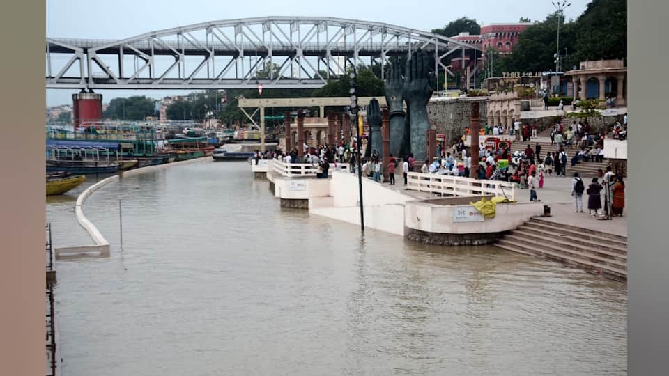 Varanasi Floods Update 19 Areas Waterlogged, Cremations Shift to Ghat Lanes Amid Rising Ganga-Varuna