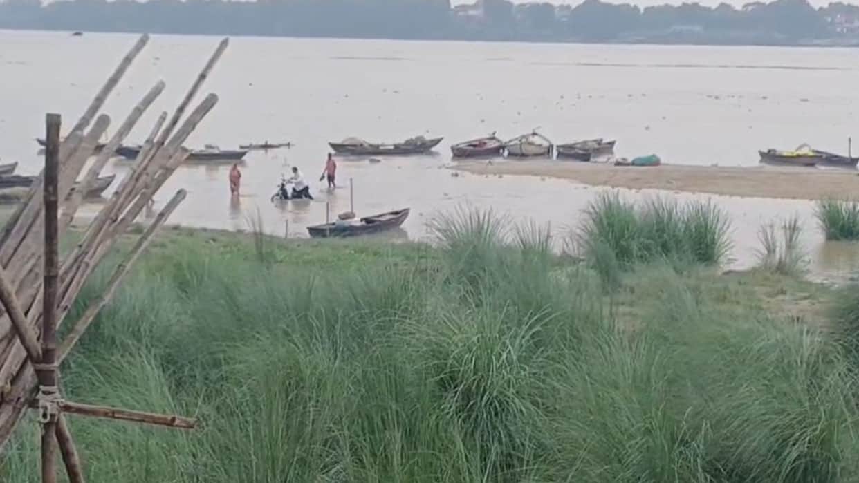 Vegetable crops belonging farmers 50 villages in Chandauli Ganga water level 2 meters below danger mark