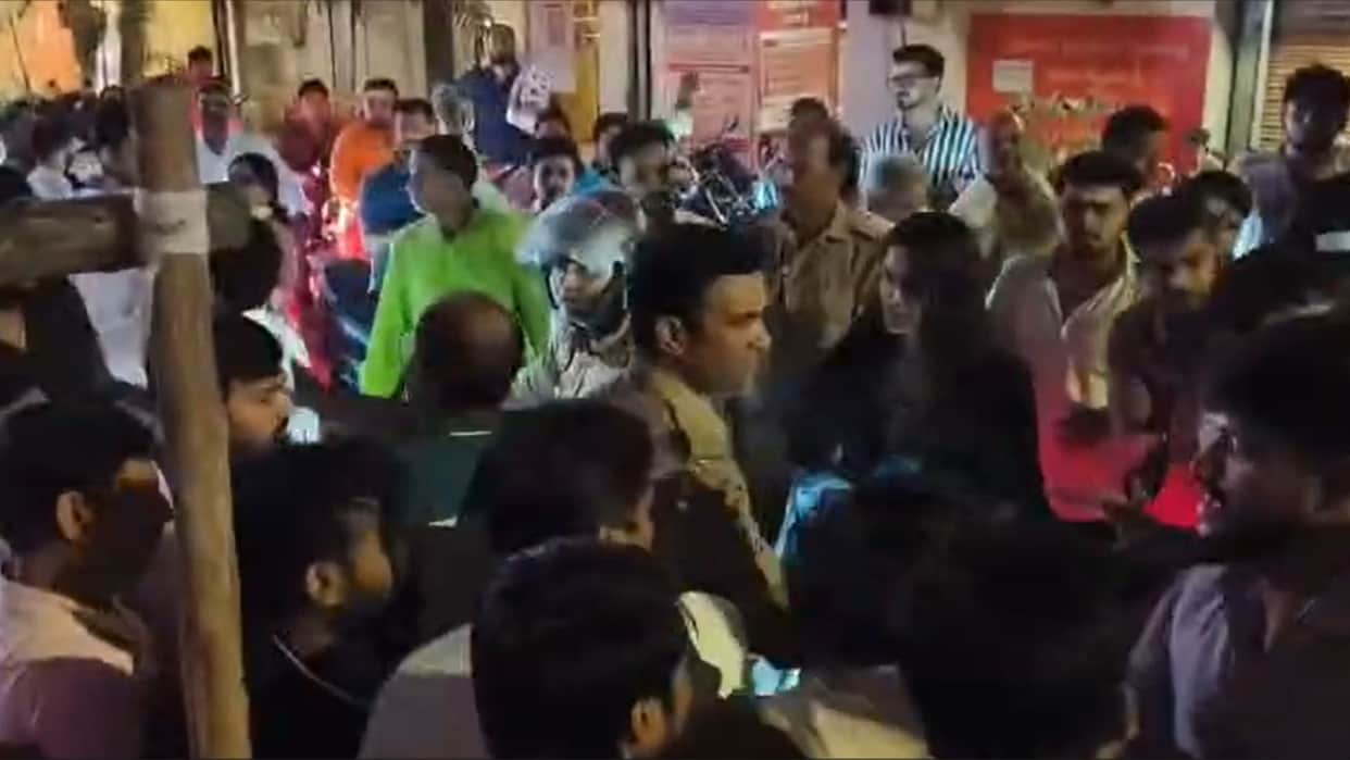 Shopkeepers near Kashi Vishwanath Temple beat up motorcyclist in varanasi