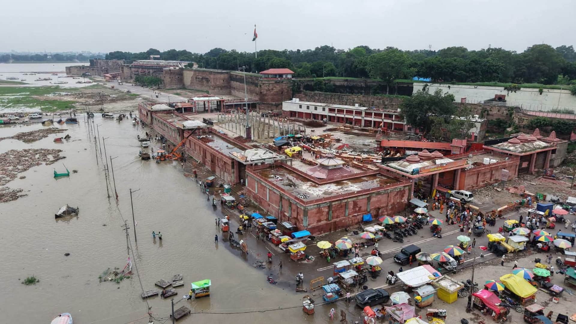 Water levels of the Ganga and Yamuna are rising rapidly Bade Hanumanji 'Amrit Snan' any moment.