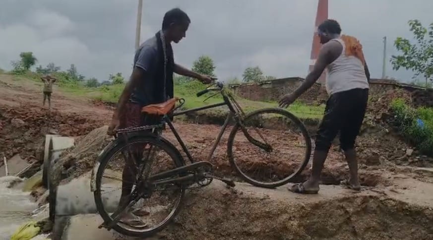Bihar News: 10 दिन की पुलिया, तीसरी बार बह गई; हर बारिश में टूटता संपर्क, कब मिलेगा स्थायी समाधान?