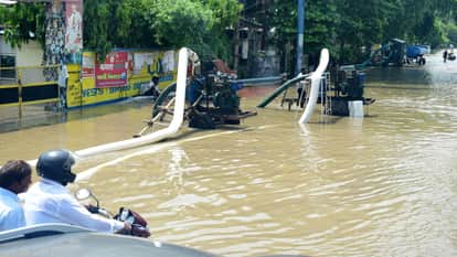 जार्जटाउन में जल निकासी कराने के लिए लगाई गई मशीन।
