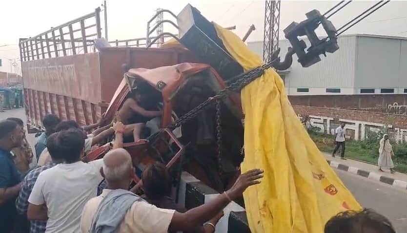 Truck mounts divider on Agra-Mathura Highway driver and conductor trapped in cabin