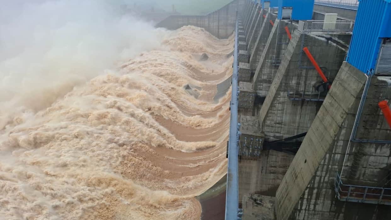 Flood in  up Kanhar Dam water level reaches 263 meters 14 gates opened four closed by evening