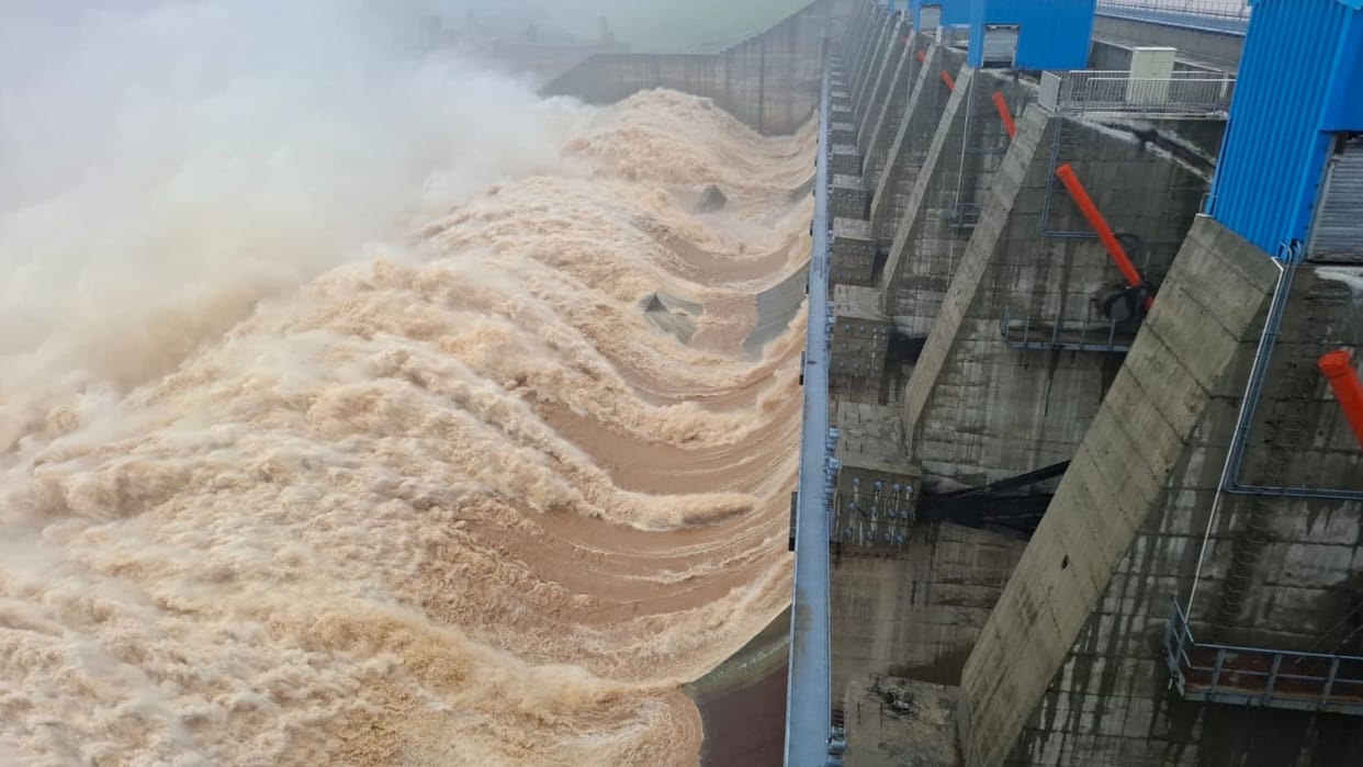 Flood in  up Kanhar Dam water level reaches 263 meters 14 gates opened four closed by evening