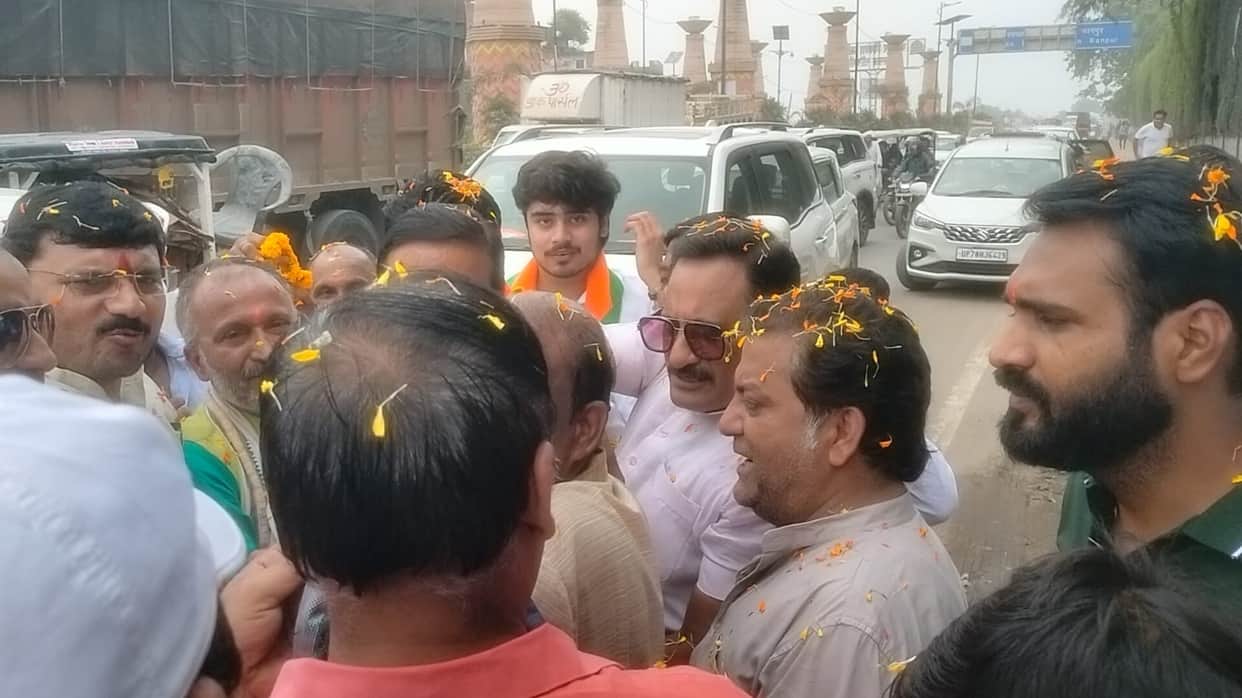 Kanpur BJP State General Secretary accorded a grand welcome party workers thronged the Jajmau check post