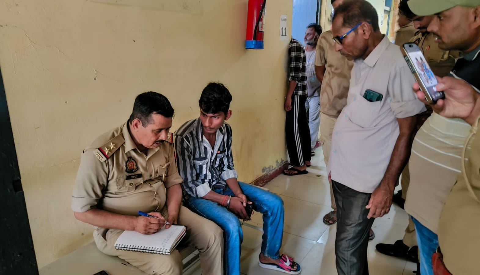 परिजनों से जानकारी लेती पुलिस