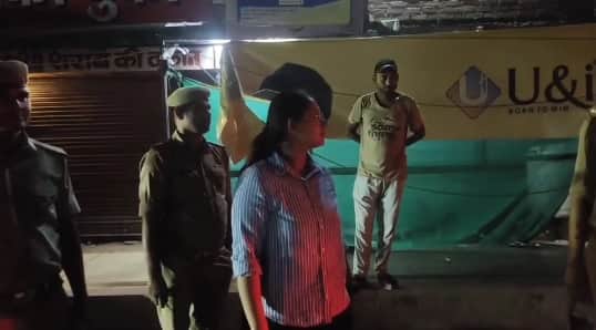 Kanpur Illicit liquor sold right in front of police station ADCP arrived in plainclothes 12 people arrested