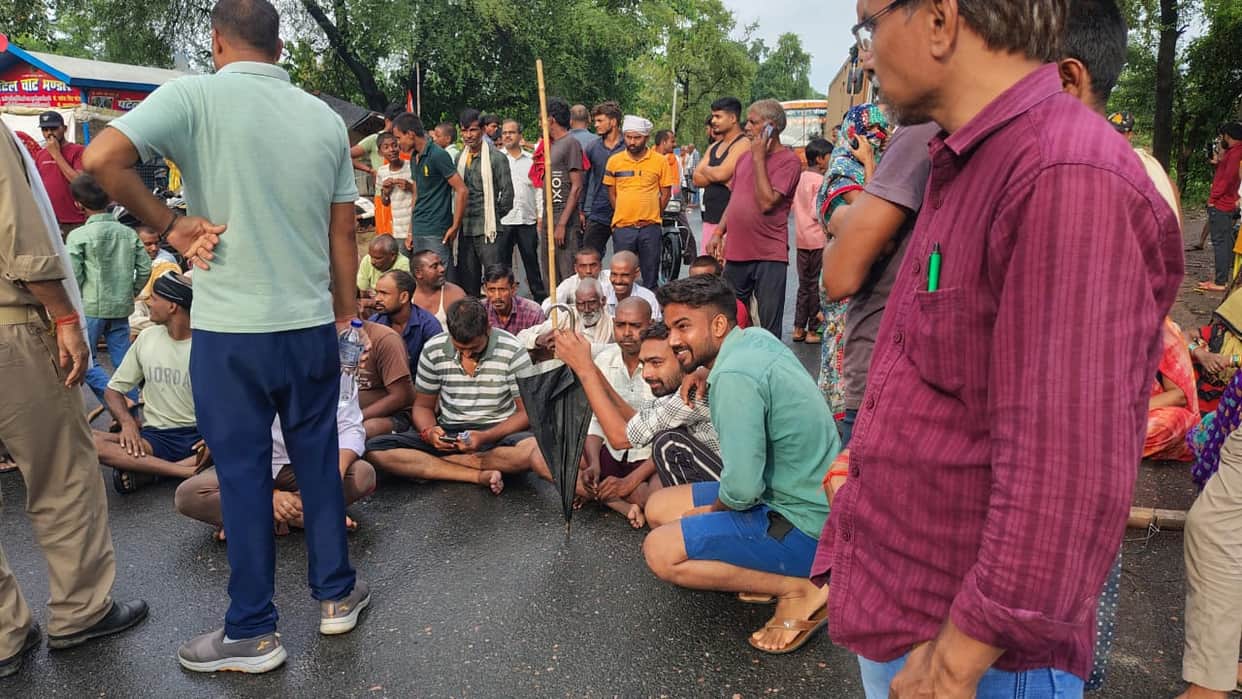 Havoc by heavy rain in Chitrakoot Villagers angered by water entering their homes blocked National Highway