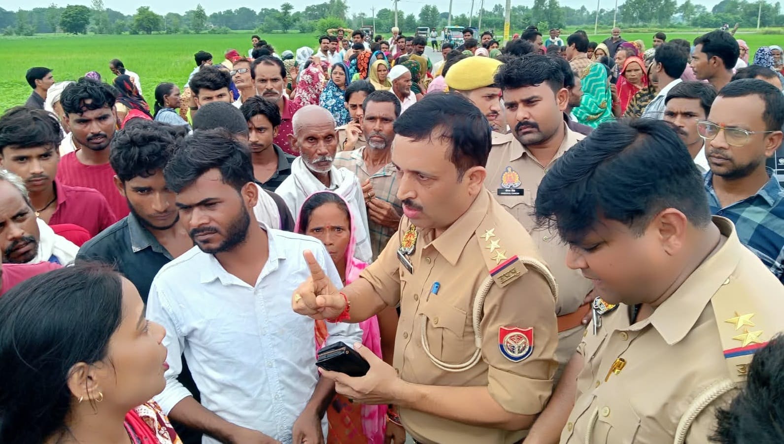 आक्रोशित परिजनों को समझाती पुलिस