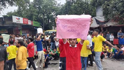 Unnao Shortage of teachers and poor quality food angry students protes, leading to long queues of vehicles