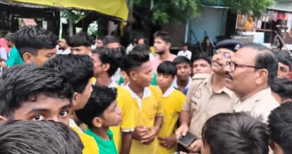 Unnao Shortage of teachers and poor quality food angry students protes, leading to long queues of vehicles