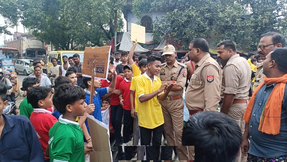 Unnao Shortage of teachers and poor quality food angry students protes, leading to long queues of vehicles