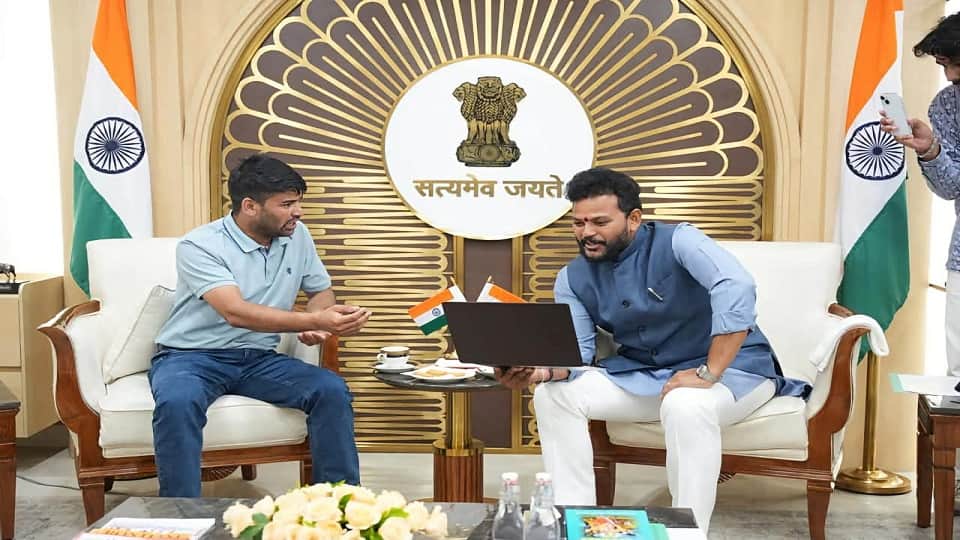 Ravi Tamta the maker of flying vehicles, met the Civil Aviation Minister