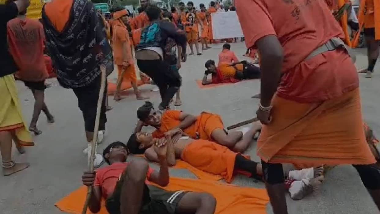 UP: Kanwariyas blocked Mohan Road in Lucknow demanding the removal of a silver covering; ambulances also got s