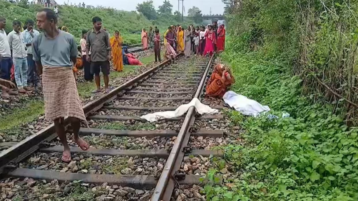 Young man body found railway track Protest over compensation demands police and CISF intervened pacify crowd