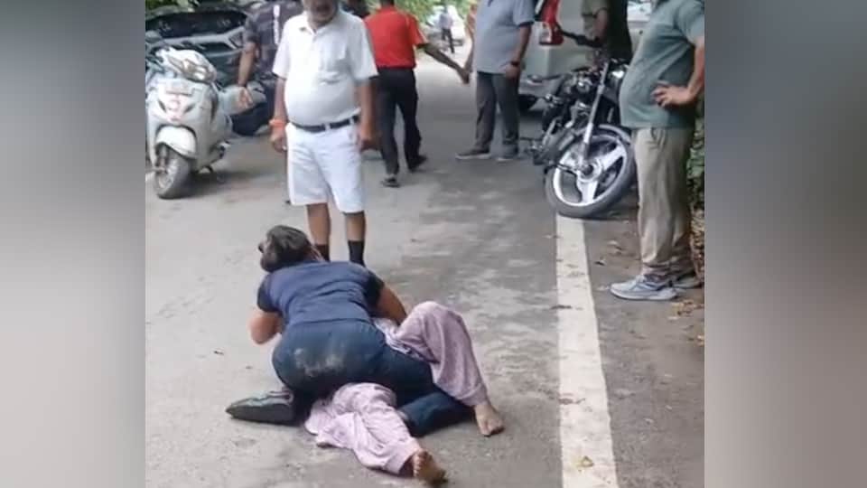 Meerut: Girlfriend beats up wife right in front of the husband, knocks her to the ground