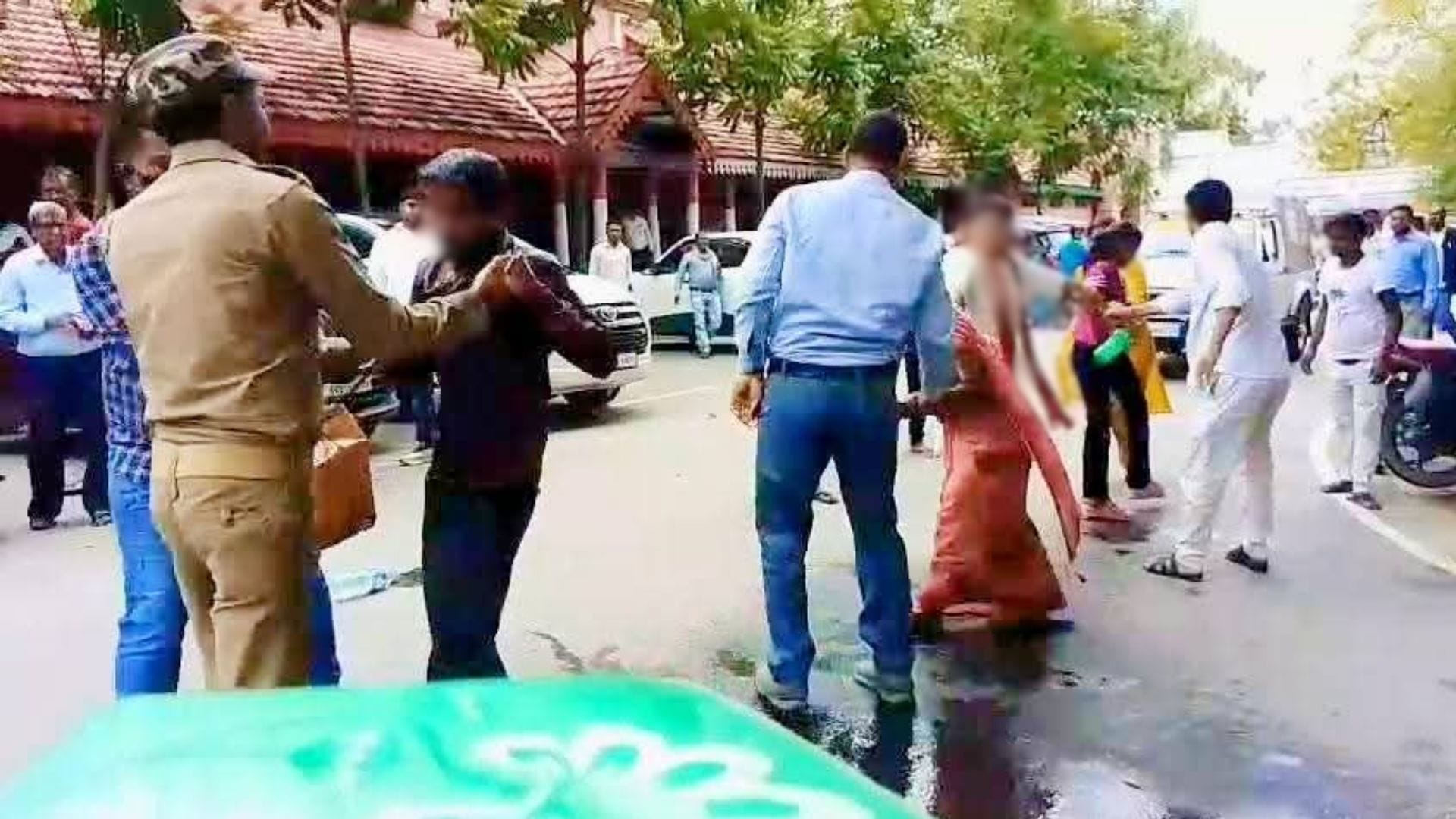 मौके पर तीनों को काबू करती सुरक्षा टीम