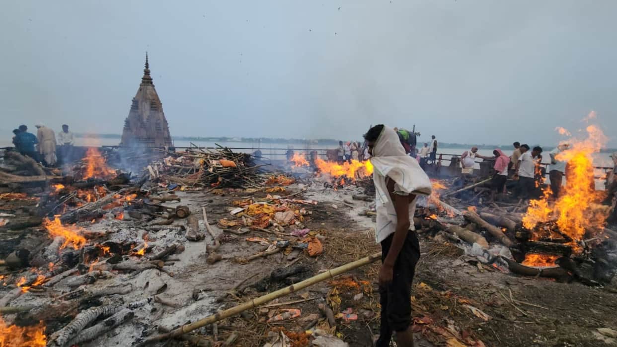 Difficulty in cremating bodies in Kashi Flooding Manikarnika and Harishchandra Ghats disrupts access 84 ghats