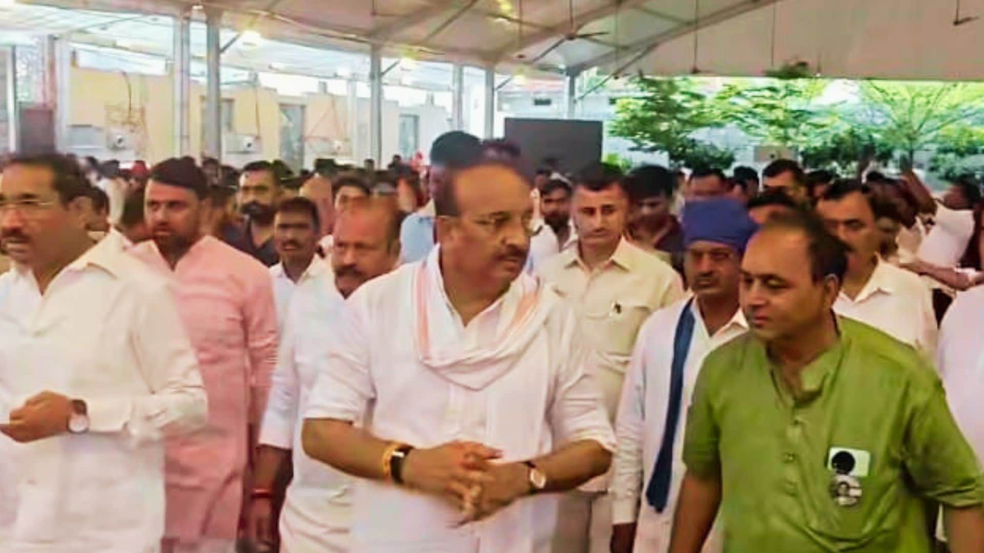 Umashankar Singh Live in Hearts Massive Crowd Gathers Pay Tribute MP Ravi Kishan and Actor Pawan Pay Homage