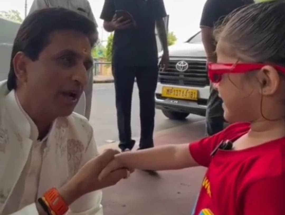 Indore: Poet Kumar Vishwas knelt down to listen to a song sung by a little four-year-old girl.