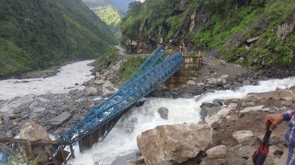 पहाड़ी से गिरे मलबे-बोल्डरों की चपेट में आकर वैली ब्रिज टूटा