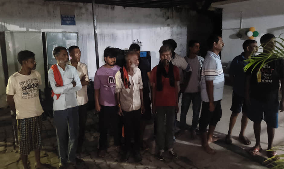 Kanpur: ADCP (East) raided liquor shops; 12 people were apprehended