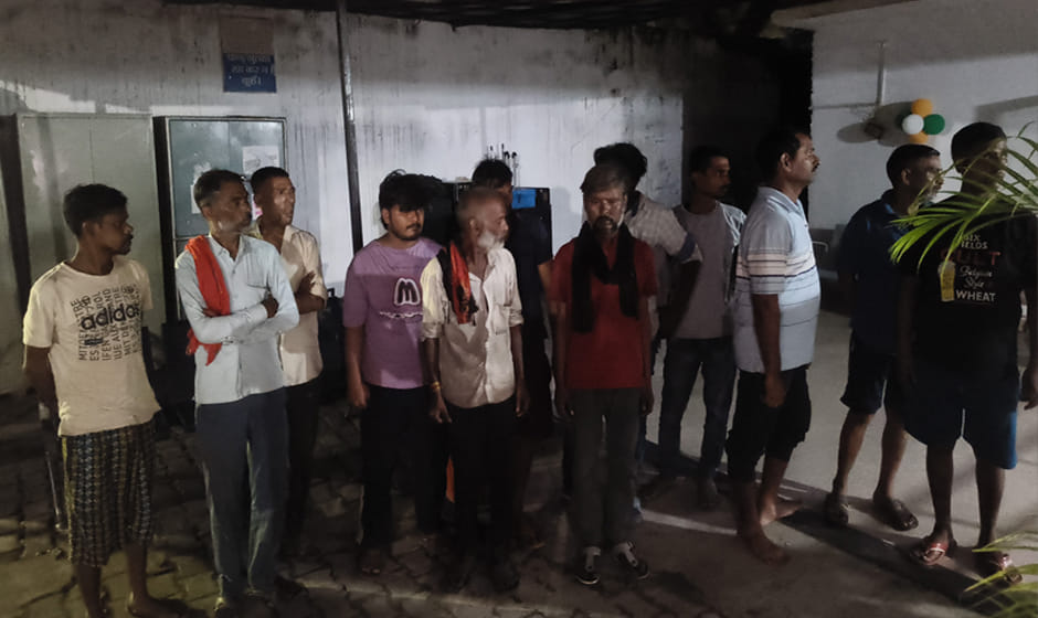 Kanpur: ADCP (East) raided liquor shops; 12 people were apprehended