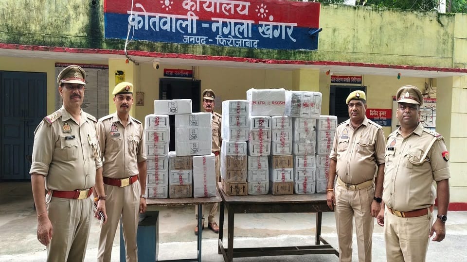 vehicle of smugglers crashes on Agra-Lucknow Expressway in Firozabad  liquor worth five lakh rupees seized