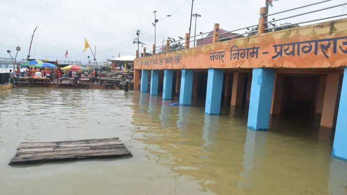 Water levels of the Ganga and Yamuna are rising rapidly Bade Hanumanji 'Amrit Snan' any moment.