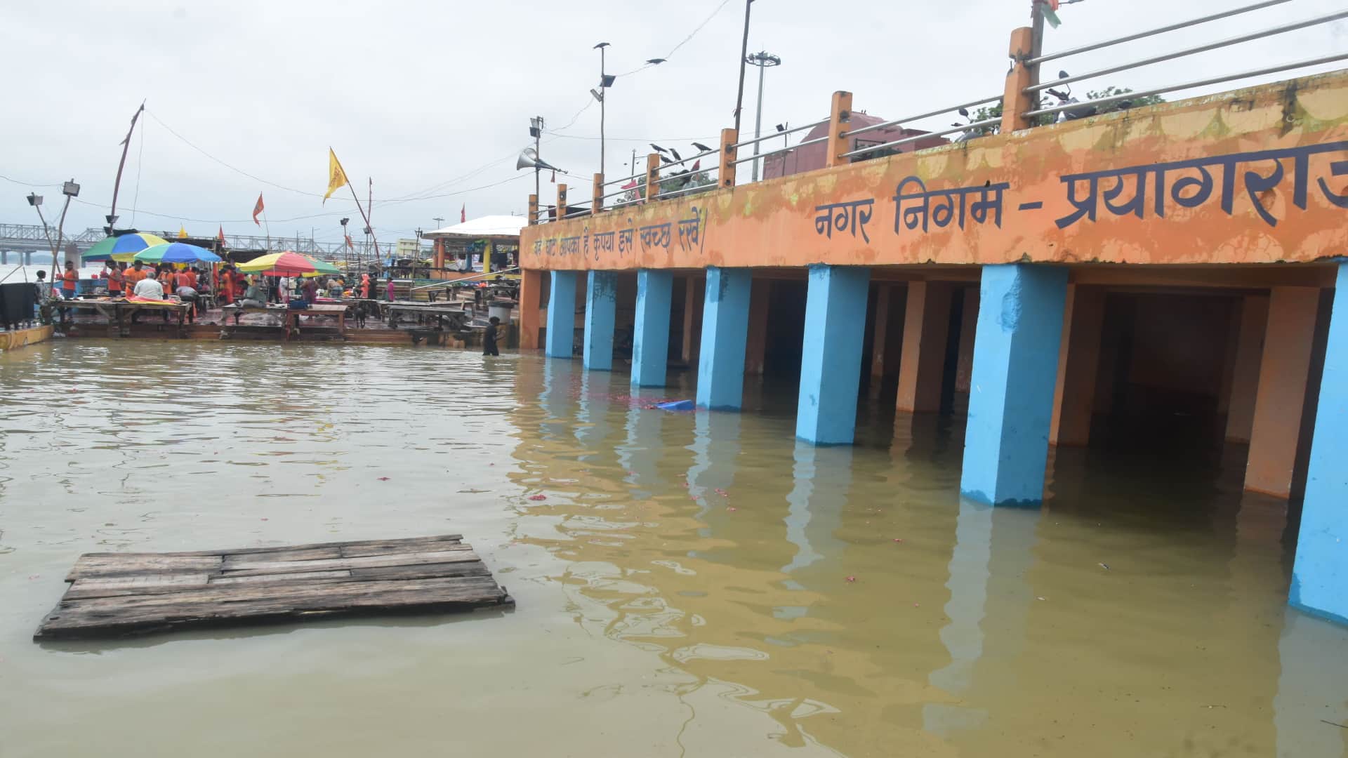 Water levels of the Ganga and Yamuna are rising rapidly Bade Hanumanji 'Amrit Snan' any moment.