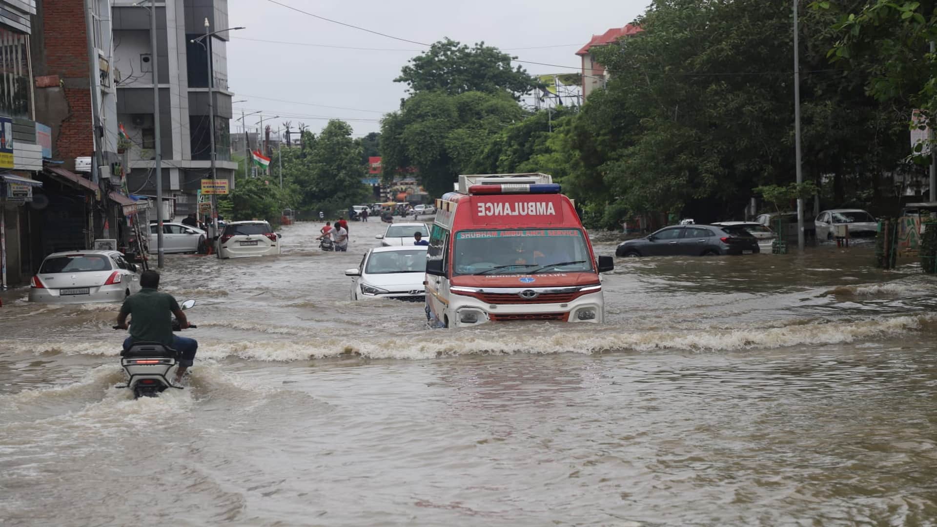 Water levels of the Ganga and Yamuna are rising rapidly Bade Hanumanji 'Amrit Snan' any moment.