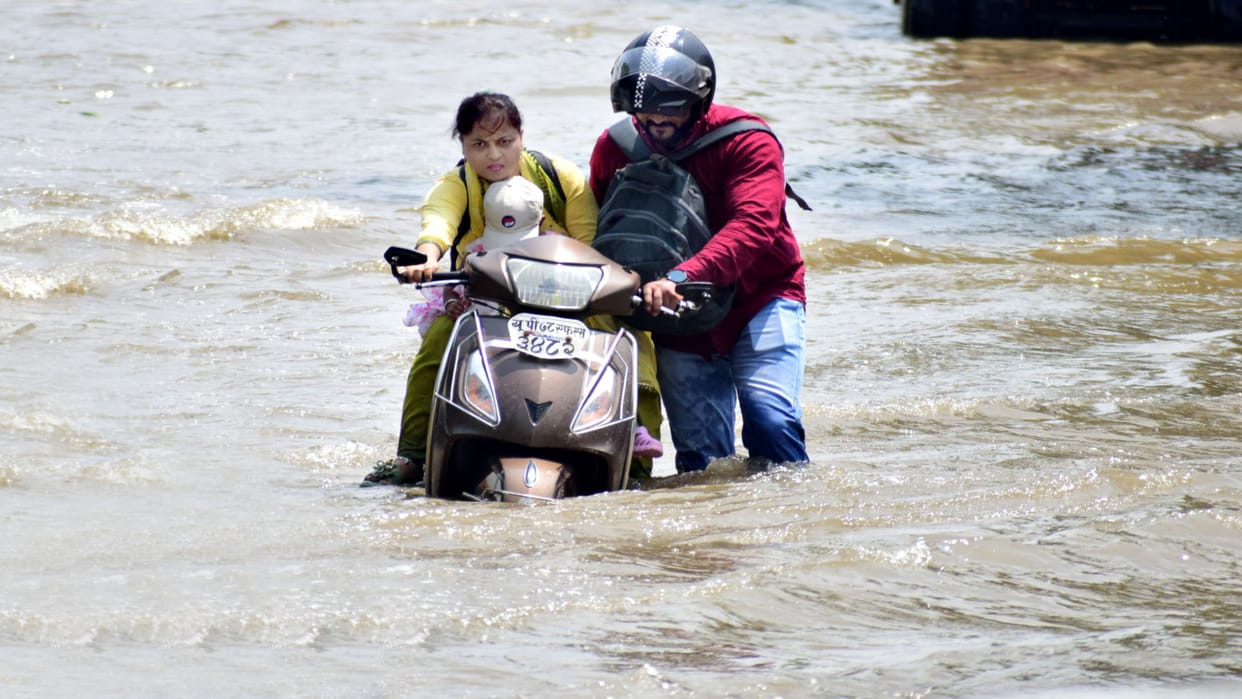 2.95 lakh cusecs of water being released from the Kanpur Ganga Barrage; flood risk rises in Prayagraj.