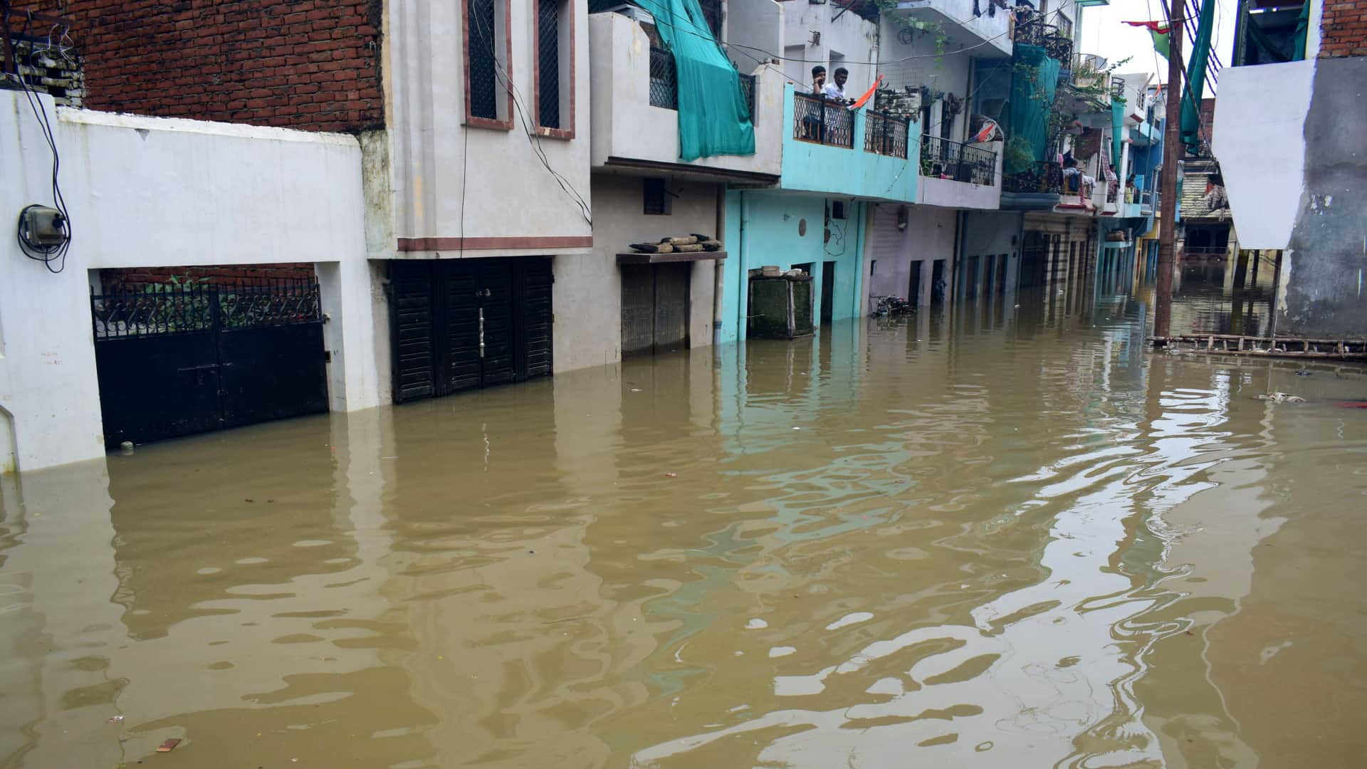 Water levels of the Ganga and Yamuna are rising rapidly Bade Hanumanji 'Amrit Snan' any moment.