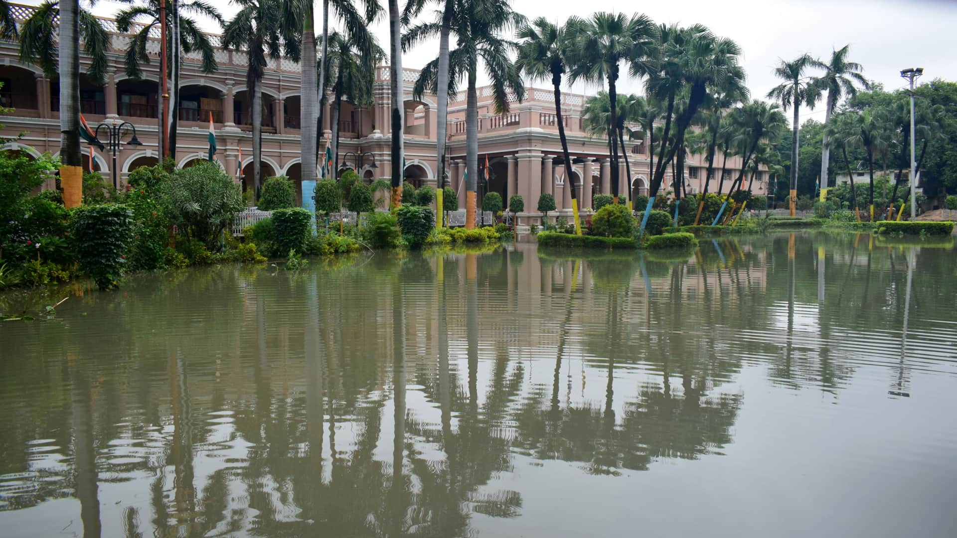 Prayagraj News: Waterlogging at Rambagh Station; Banaras-route trains departed from Jhunsi.