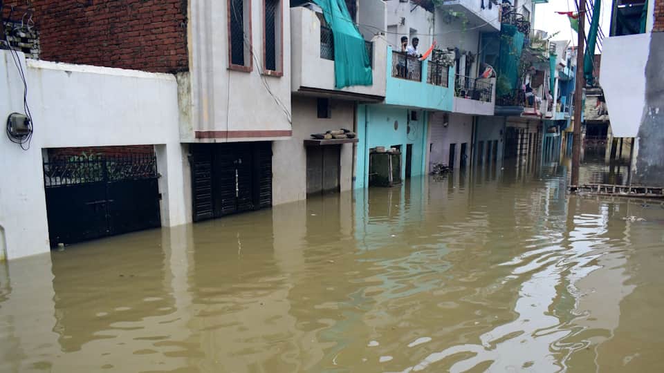Prayagraj Drowns in Disaster Schools Hospitals Offices Police Stations Courts All Waterlogged Details in Hindi