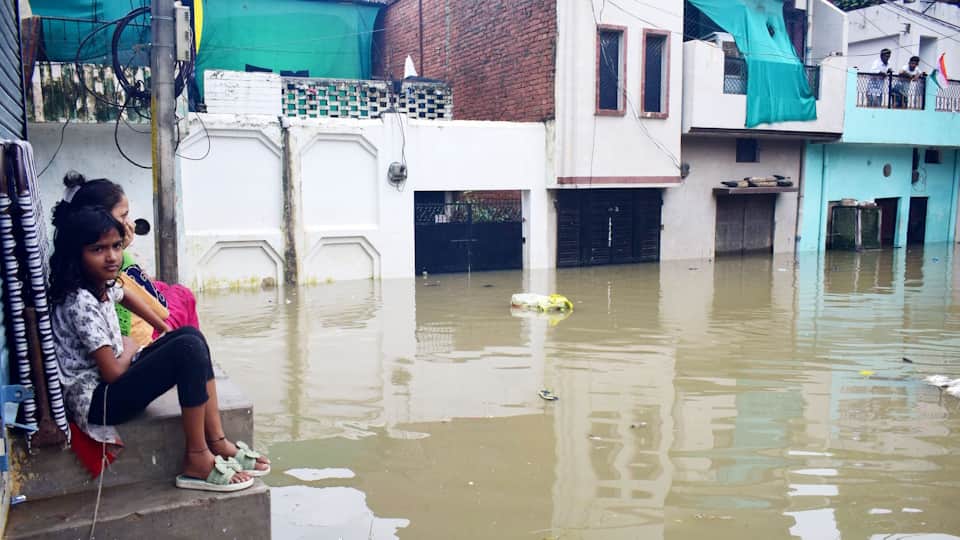 Prayagraj Drowns in Disaster Schools Hospitals Offices Police Stations Courts All Waterlogged Details in Hindi